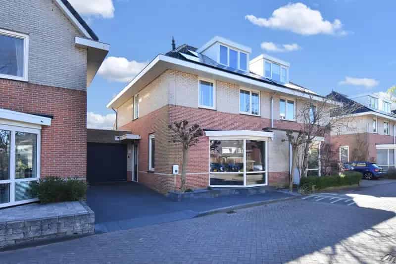 Luxe 6 Slaapkamers 2 Badkamers 2 Onder 1 Kapwoning Pijnacker