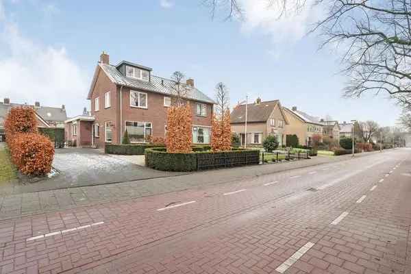 4 Slaapkamers 2 Badkamers 2 Onder 1 Kap Ommen