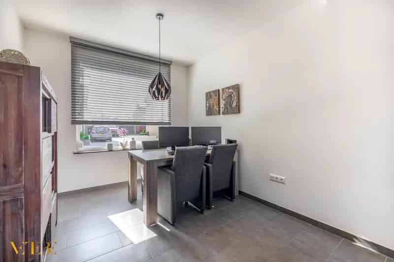 Vrijstaande woning met moderne aanbouw en ruime tuin