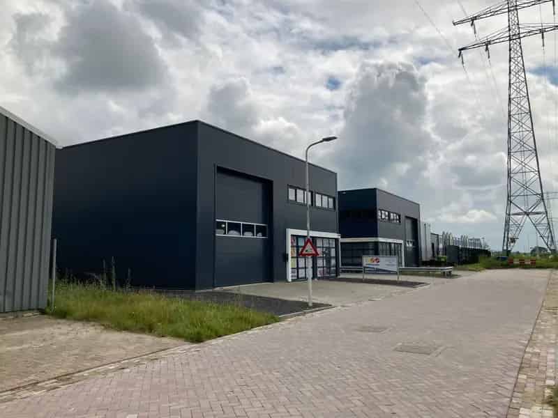 Bedrijfshal te Huur Dokkum 254m² Moderne Werkplek Opslag