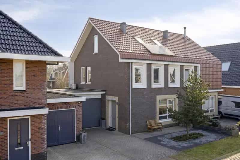Ruime 2-onder-1-kapwoning aan het water met 15 zonnepanelen