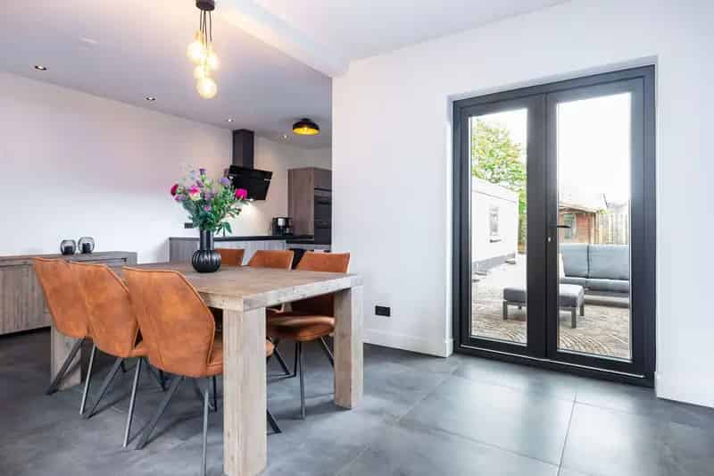 Moderne Tussenwoning Eerbeek: Luxe, Ruimte en Comfort