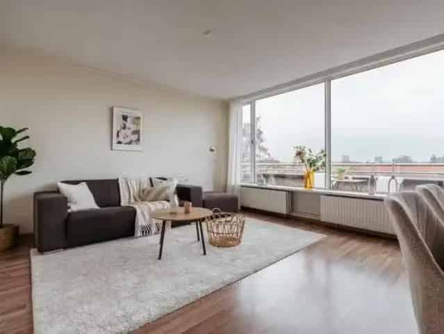 Amsterdam Greinerstraat: Ruime woning met balkon en vrij uitzicht