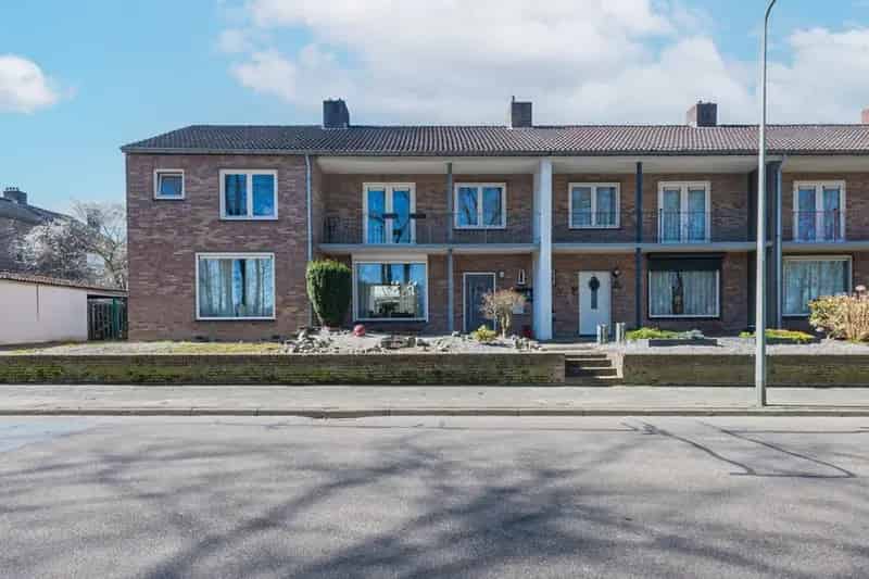 Ruime Tussenwoning 4 Slaapkamers Garage Zonnepanelen Airco