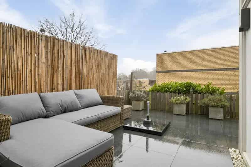 Modern Appartement Vier Slaapkamers Dubbele Garage Zonnig Terras
