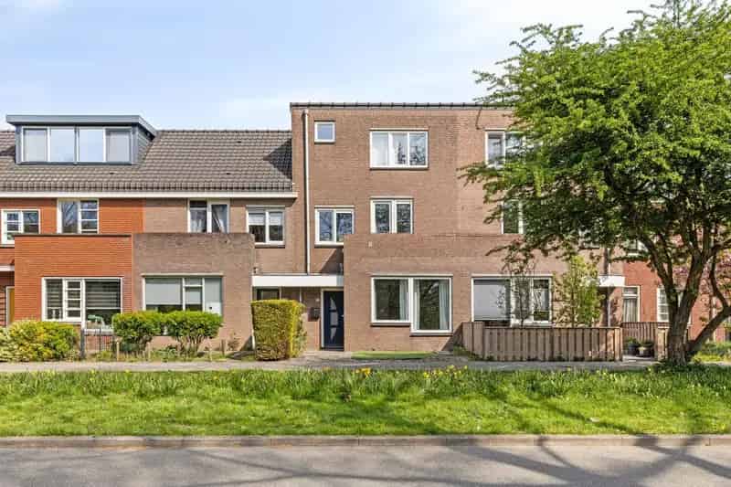 Huis te koop Almere: 4 slaapkamers, diepe tuin, stadsgracht