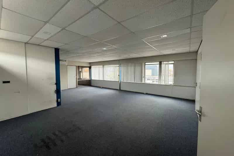 Bedrijfshal te Huur Velsen Noord 329m²