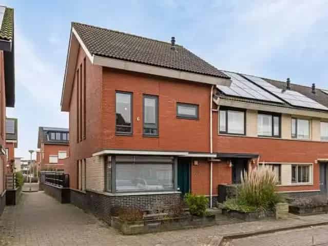 Ruime 5-Slaapkamers Hoekwoning Weidevenne Nabij Scholen en Winkels