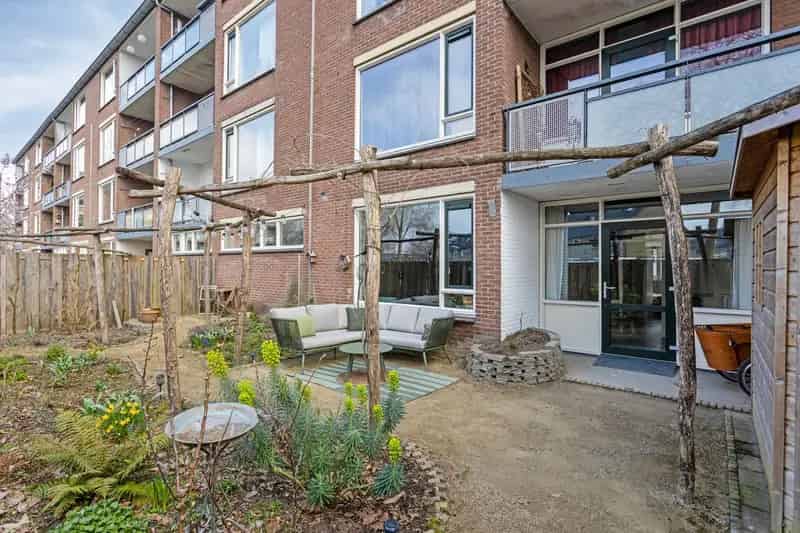 Appartement te koop Deventer Borgele: Geheel gemoderniseerd hoekappartement met tuin
