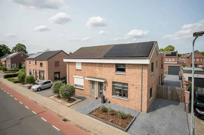 Ruime 2-onder-1-kap woning Belfeld  3 slaapkamers Garage Kantoor