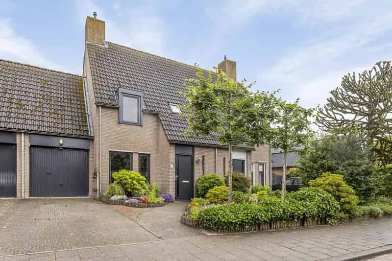 Ruime 5 Slaapkamer 2-onder-1-Kapwoning te Ulicoten