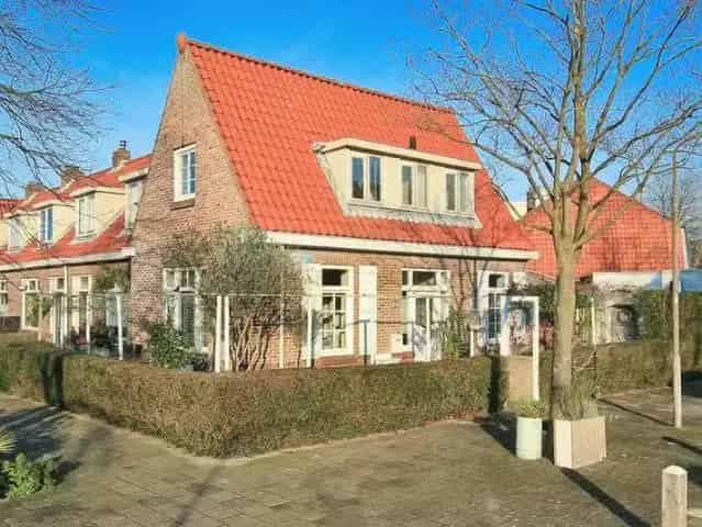 Hoekwoning Haarlem Bloemenbuurt: Zonnige Tuin Moderne Keuken