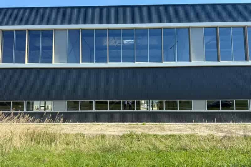 Bedrijfshal te huur Zoetermeer Oosterhage 187m2 Kantoor 183m2