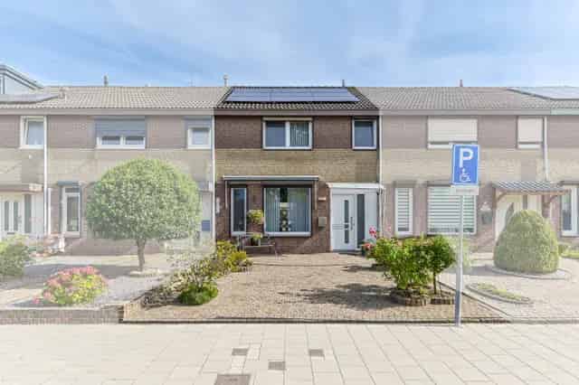 Tussenwoning met Garage en 9 Zonnepanelen Nabij Groen