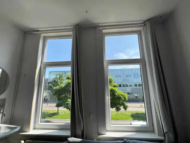 Ruime Kamer Nabij Centraal Station Per Direct Beschikbaar