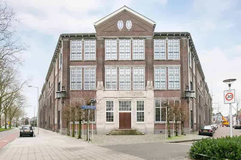 Luxe 2-kamerappartement Boddenkampsingel gerenoveerd schoolgebouw