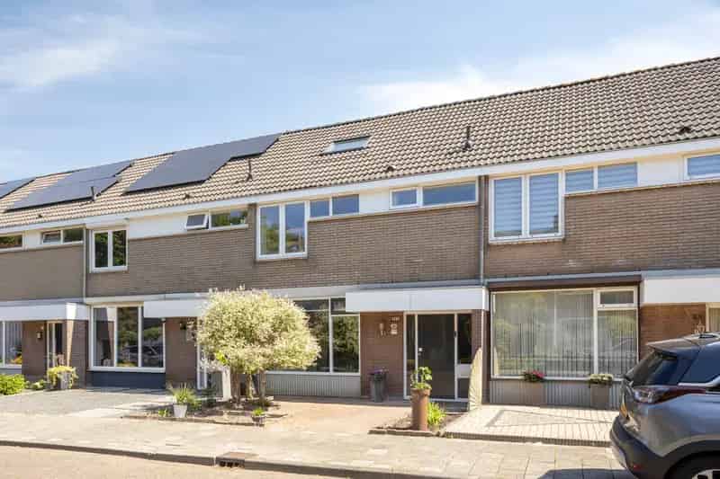 Huis te koop Etten-Leur: Ruime 4 Slaapkamers, Diepe Tuin, Luxe Keuken
