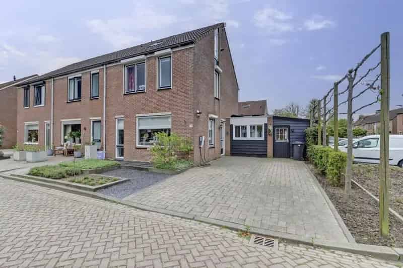 Ruime Hoekwoning 5 Slaapkamers Waarde