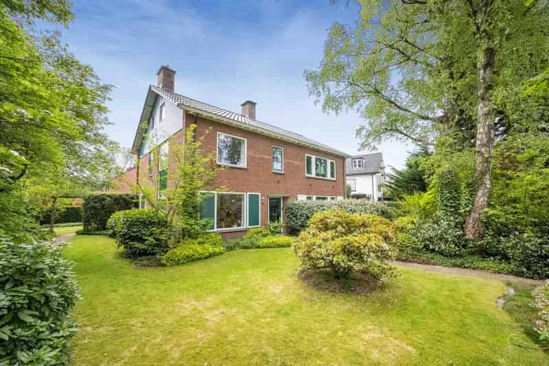 Gezinshuis Paltzerweg 82: Ruime woning met garage en tuin