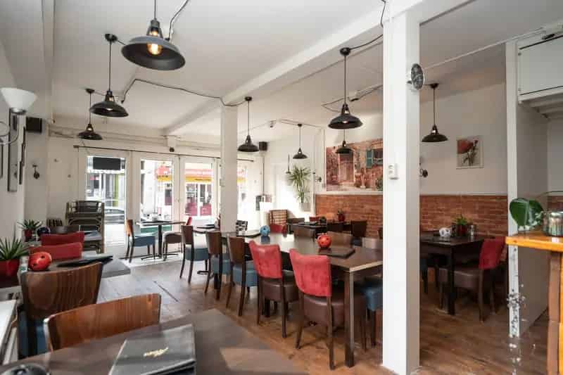 Horecaruimte Den Burg te koop: Centrumlocatie met bovenwoning en B&B