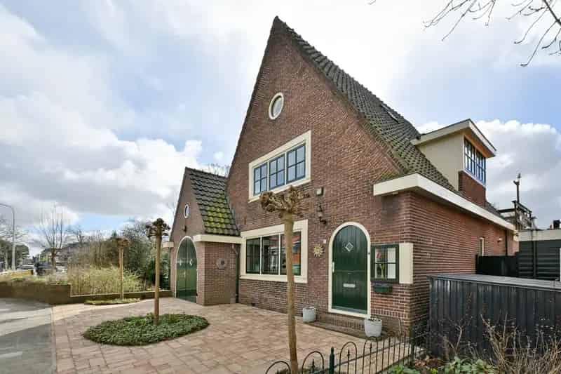 Vrijstaand huis Krommenie 5 slaapkamers aan het water
