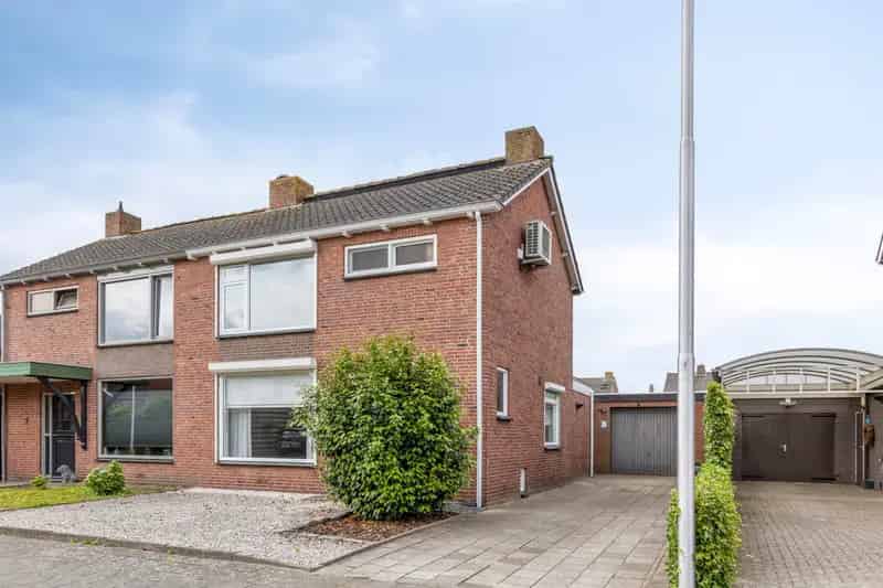 Ruime 2-onder-1-kapwoning met garage in Wernhout