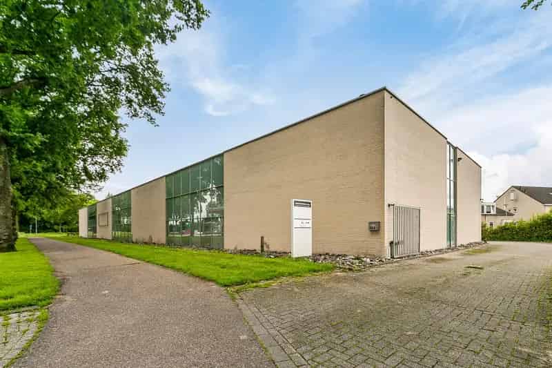 Bedrijfshal te Huur Bunde Nabij Maastricht 850m2 Kantoorruimte Parkeerplaatsen