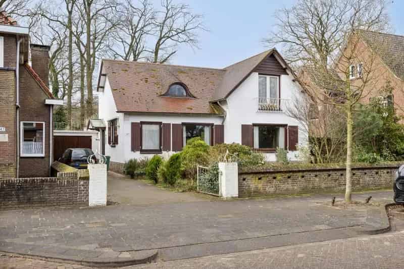 Vrijstaande Villa Dongen Ruime Tuin Te Moderniseren