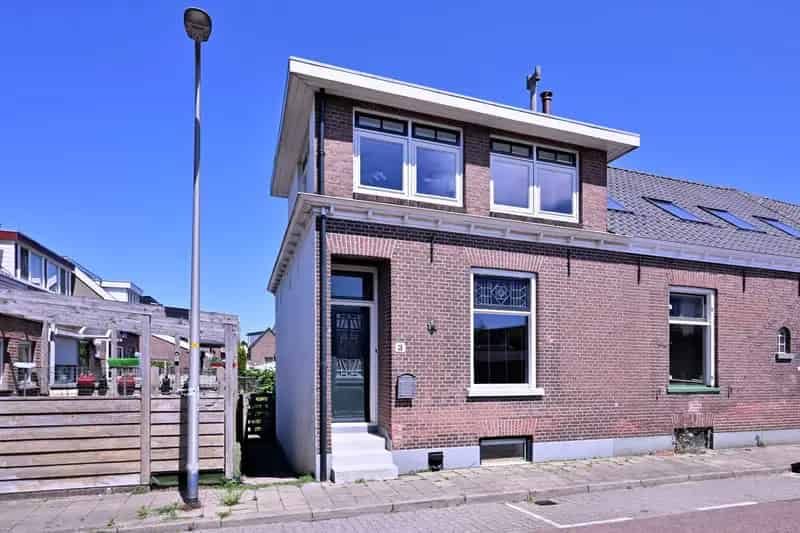 Huis te koop Zutphen: Hoekwoning met souterrain, 2 badkamers en zonnige tuin