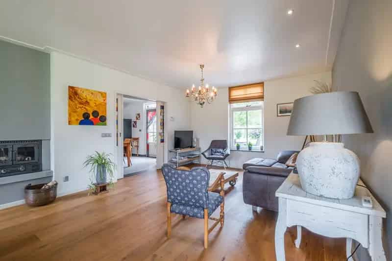Vrijstaande woning Tilburg met grote tuin en loods