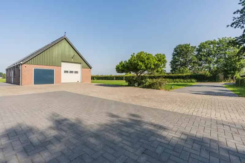 Vrijstaande woning 22725m2 grond 3 slaapkamers ruime loods