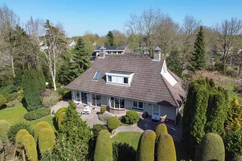Huis te koop Almere Hout: karakteristieke villa met grote tuin en boswal