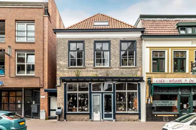 Huis te koop Breda Centrum: Winkel met 5 slaapkamers en garage