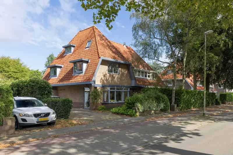 Tweekapper Brediuskwartier Bussum: Ruime woning met diepe tuin en garage