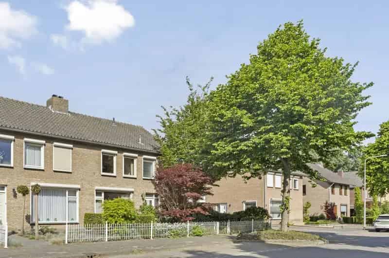 Kluswoning Oss: Royale Tweekapper met Garage en Tuin