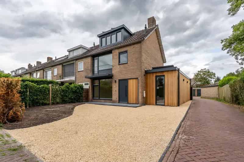 Huis te koop Laren NH Ruime gerenoveerde hoekwoning 5 slaapkamers