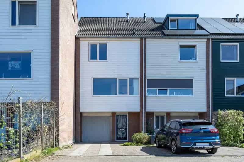 Ruime woning aan het water met 4 slaapkamers en garage