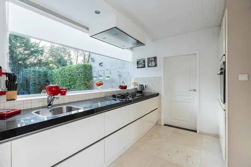 Ruime geschakelde woning met garage en tuin te koop