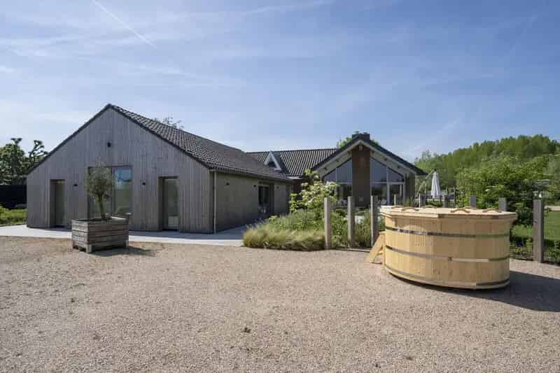 Luxe 5 Slaapkamer woning Vianen met riante tuin en hottub