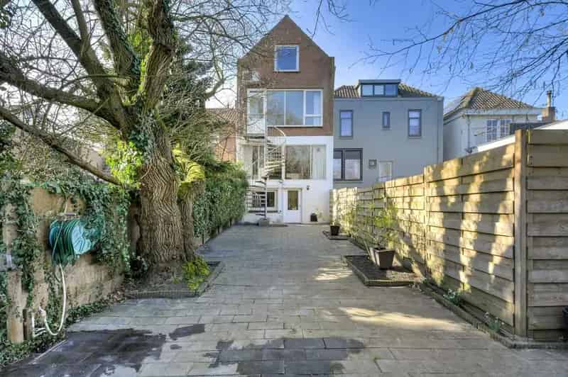 Ruime Dijkwoning met Grote Tuin te Raamsdonksveer