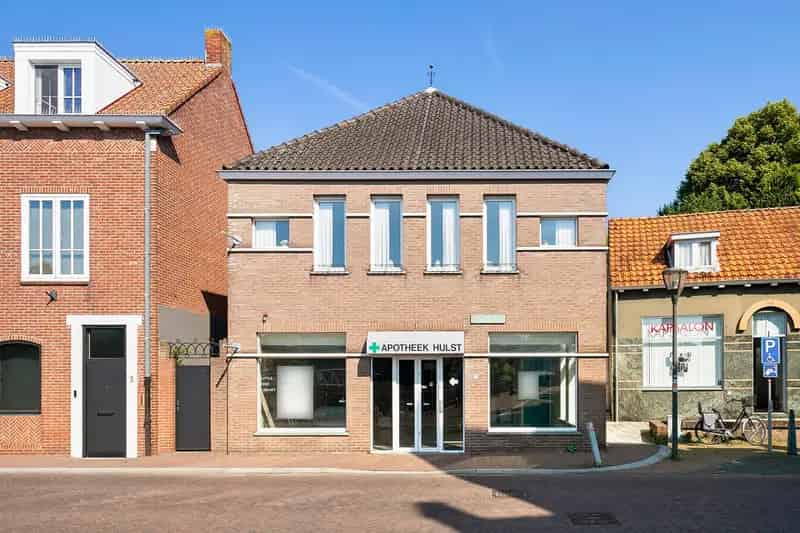 Ruime Winkel Kantoorruimte met Bovenwoning te Hulst