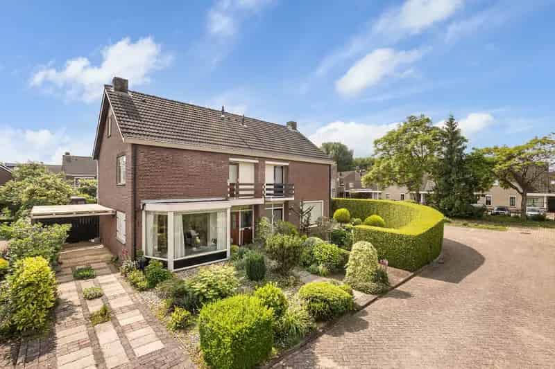 Ruime Tweekapper 4 Slaapkamers Huissen Diepe Tuin
