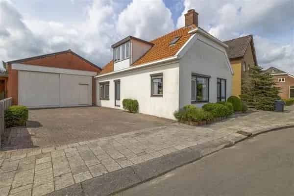 Vrijstaande woning met loods te Veendam