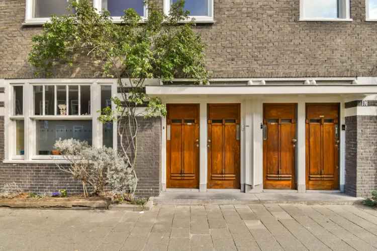 Amsterdam Zuid: Licht 3-kamer appartement met balkon