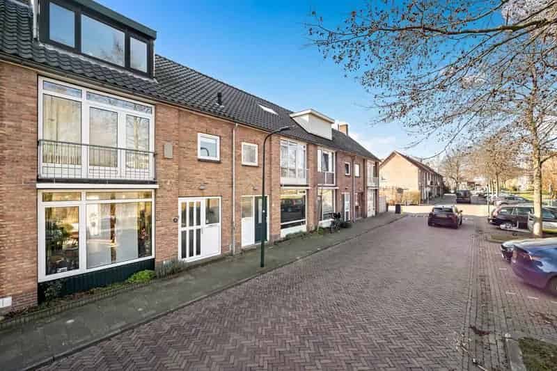 Huis te koop Leidschendam: Ruime gezinswoning met tuin