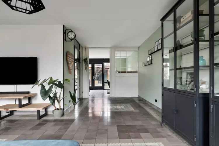 Ruime 4-slaapkamers 2-onder-1-kapwoning met garage en veranda