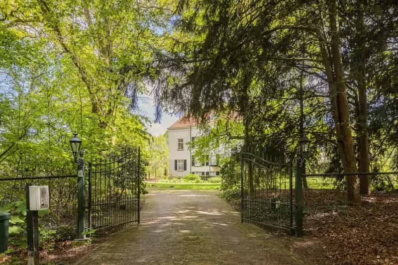 Landhuis Oosterhout: Rijksmonument met Koetshuis te Koop