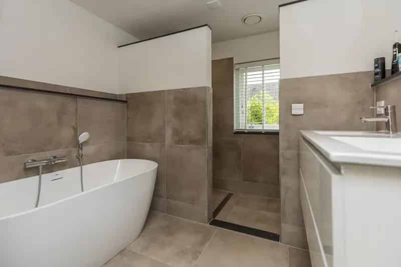 Riante Hoekwoning Heerjansdam 6 Slaapkamers Moderne Badkamer