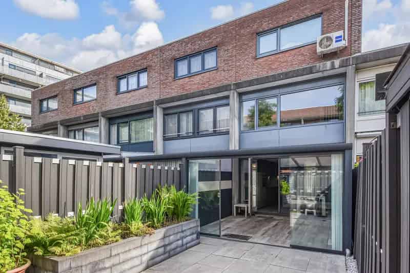 Ruime eengezinswoning met serre en 14 zonnepanelen