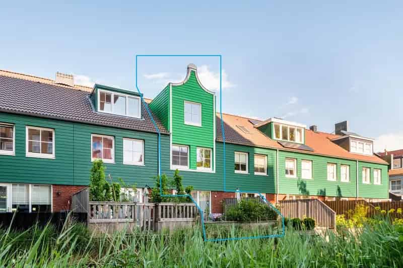 Huis te koop Zaandam: Instapklare gezinswoning 3 slaapkamers tuin aan water